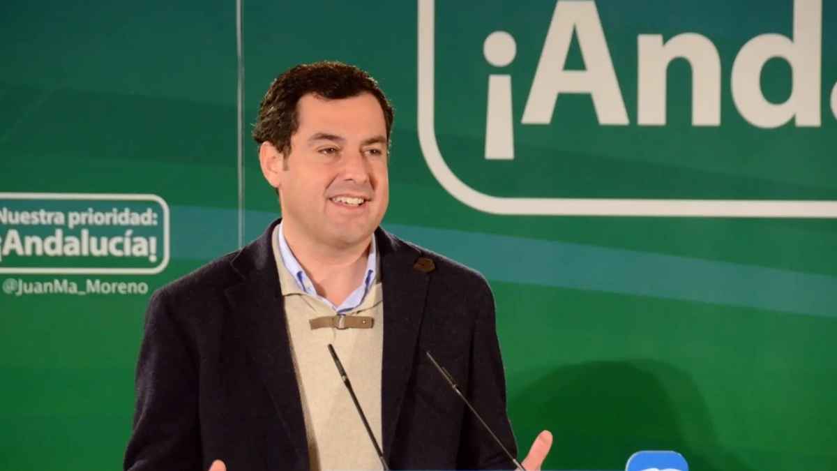 Juanma Moreno explicando ayudas vivienda altos cargos Andalucía