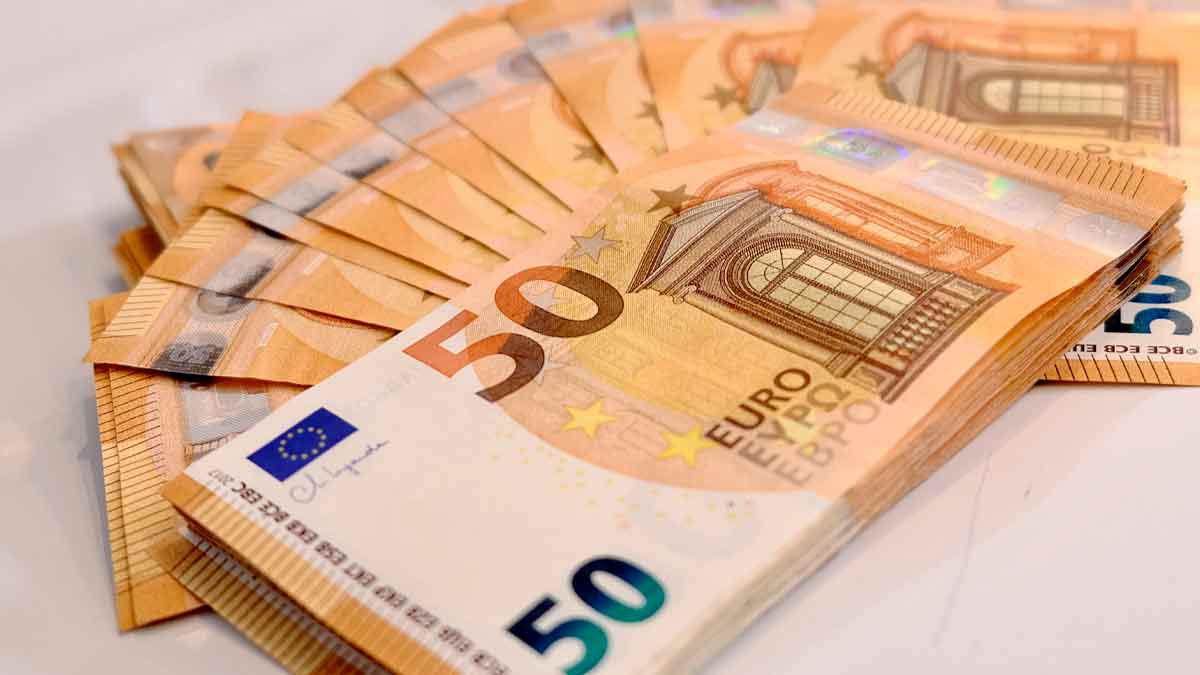 Billetes de 50 euros, representando el dinero de las ayudas del programa MOVES III 2025 en Andalucía