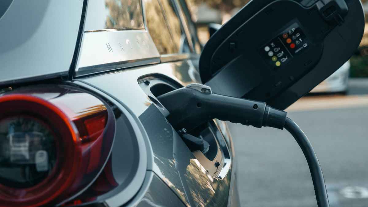 Persona repostando combustible en una gasolinera durante la operación salida en Andalucía 2025