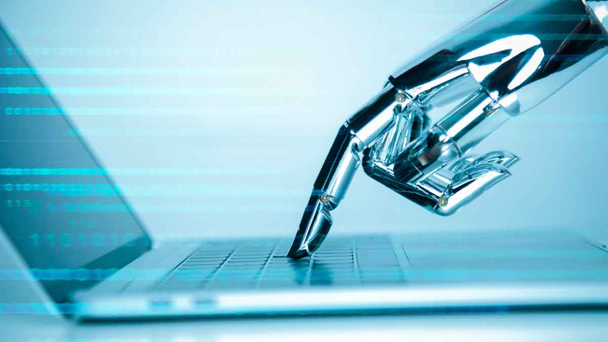 Mano robótica pulsando un portátil que simboliza el algoritmo de inteligencia artificial del INSS para evaluar bajas laborales
