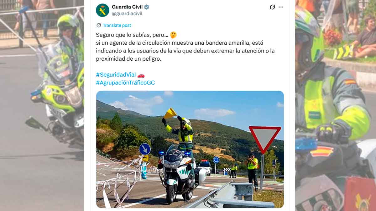 Guardia Civil en moto alza un banderín amarillo para alertar de peligro y obligar a extremar la precaución en un cruce