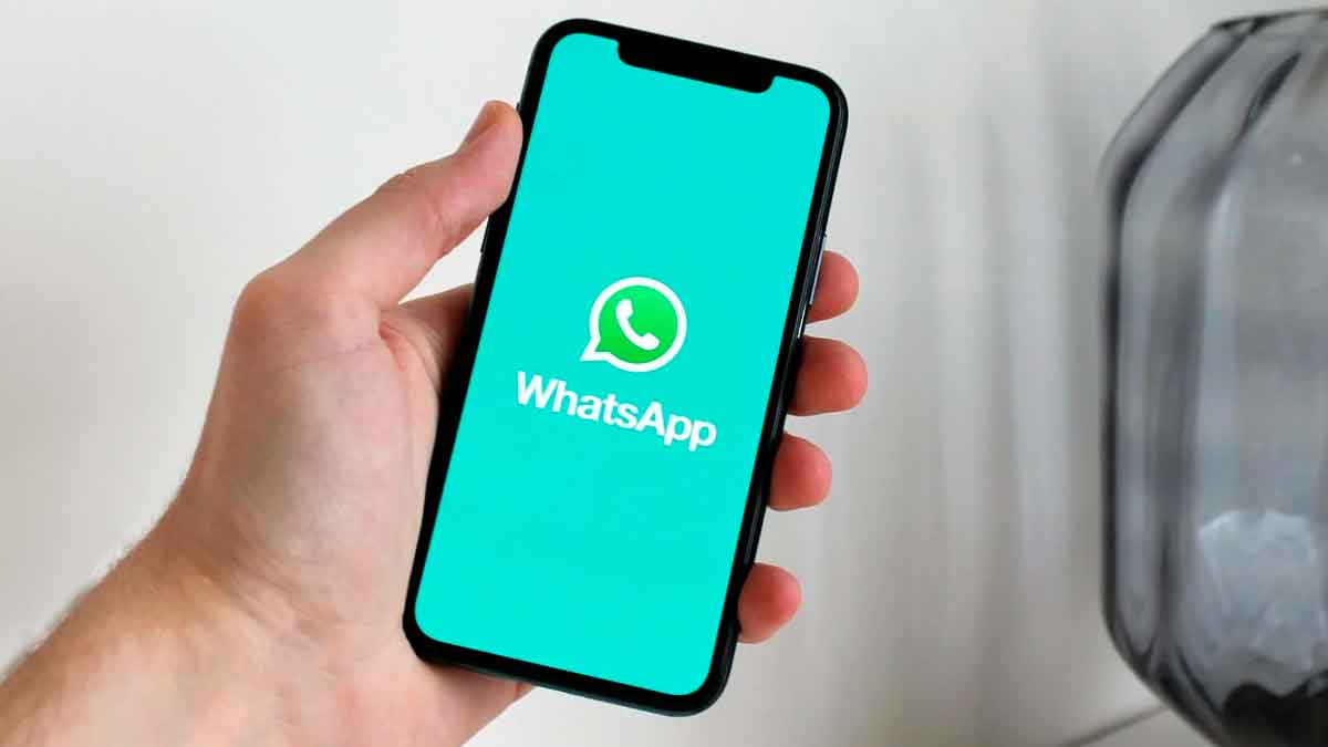 Persona borrando contactos antiguos de WhatsApp desde su teléfono móvil