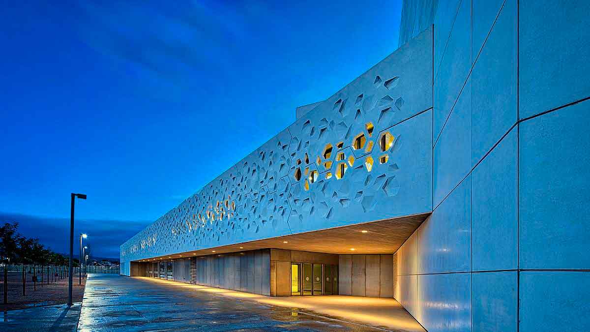 Fachada nocturna del Centro de Creación Contemporánea de Andalucía en Córdoba, sede de las residencias artísticas con ayuda de 7.000 euros
