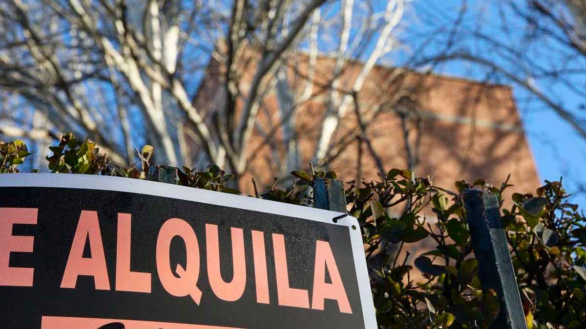 Cartel de se alquila frente a edificio de viviendas afectado por nueva ley de aprobación vecinal