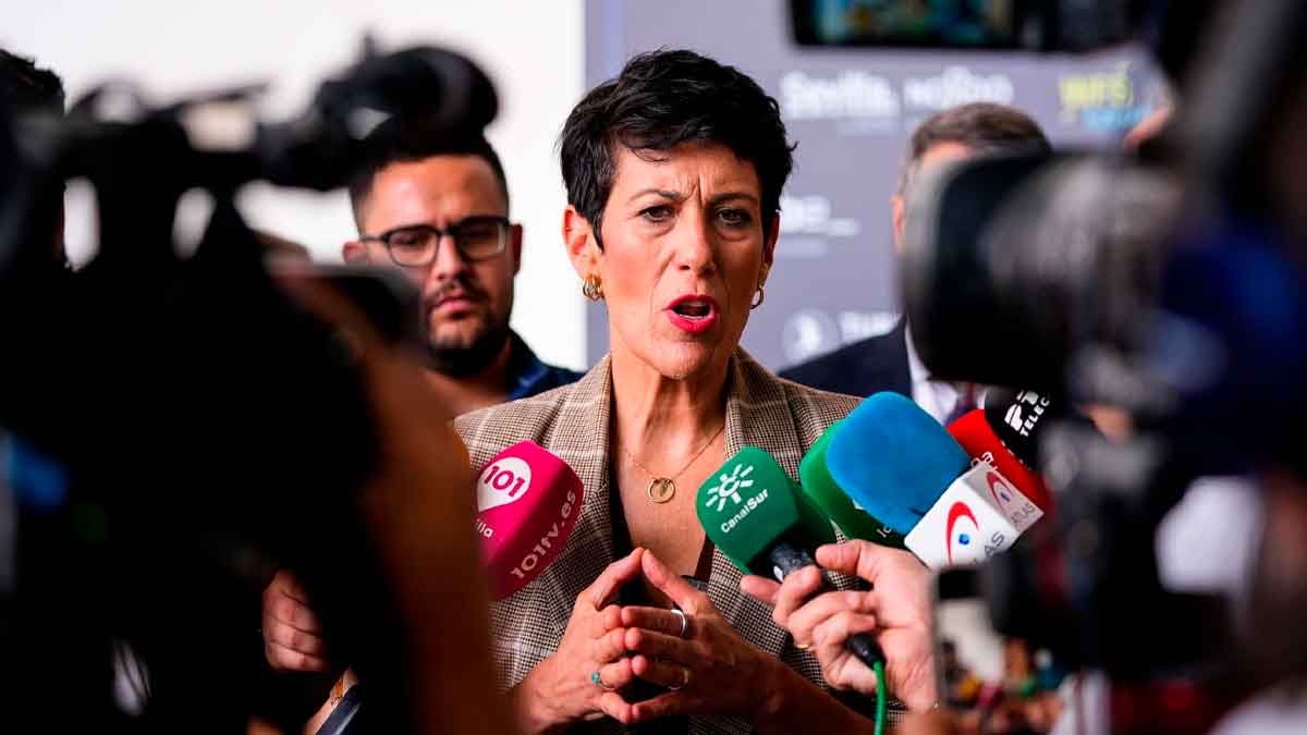 Mujer ofreciendo declaraciones sobre el cambio en el cálculo de las pensiones a partir de enero de 2026