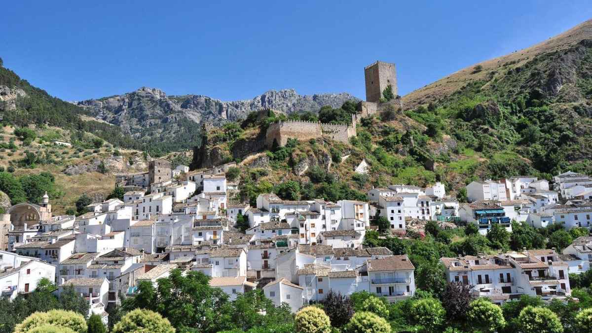 Vista panorámica de Cazorla con el castillo y casas blancas, sede del campus universitario inclusivo.