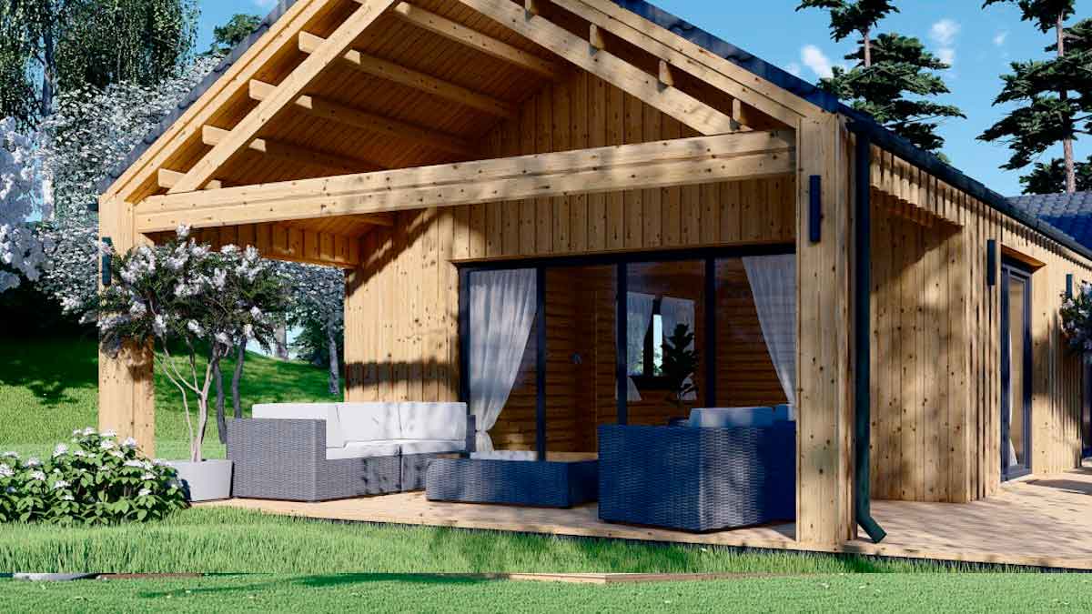 Vista exterior de la casa prefabricada modelo BOSTON de 114 m² con porche de madera, salón de 30 m² y mobiliario de jardín