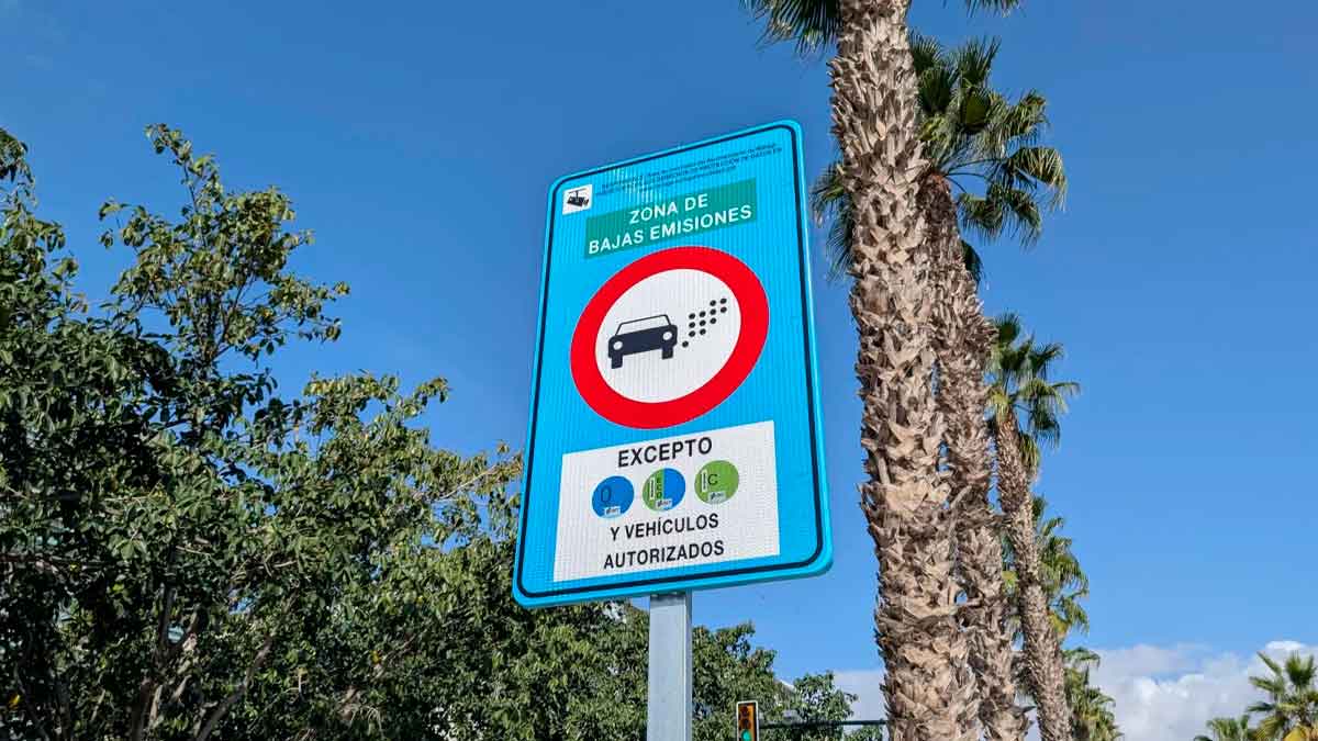 Señal de tráfico indicando Zona de Bajas Emisiones, con restricciones para coches diésel de más de 10 años