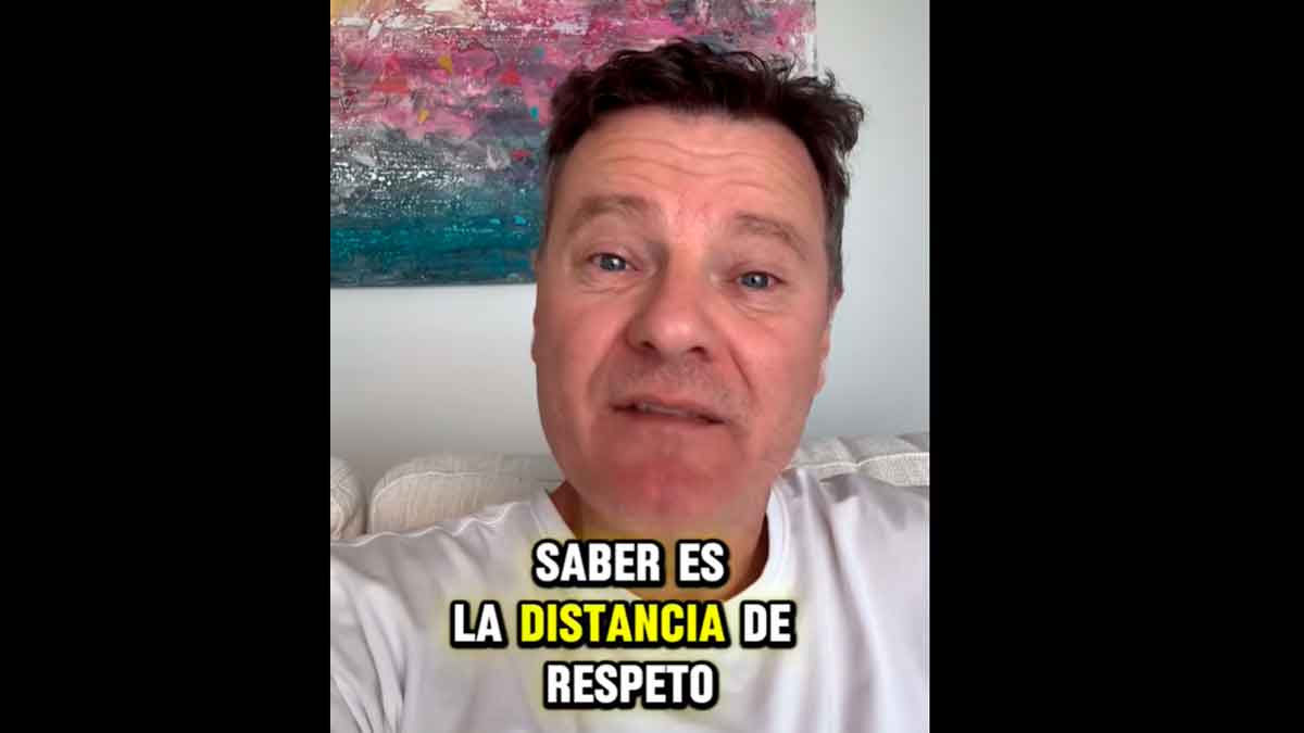 Inspector de la Policía Nacional explica en TikTok la regla del metro veinte para mostrar una placa auténtica y mantener la “distancia de respeto”