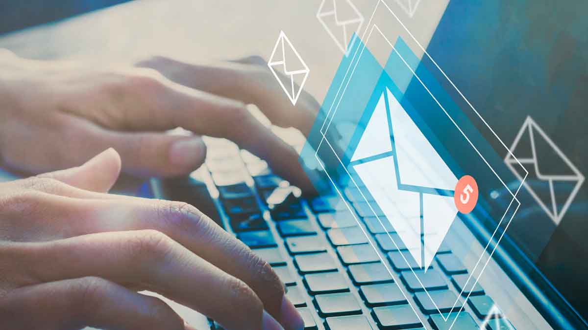 Persona recibiendo correos electrónicos laborales durante una baja por desconexión digital