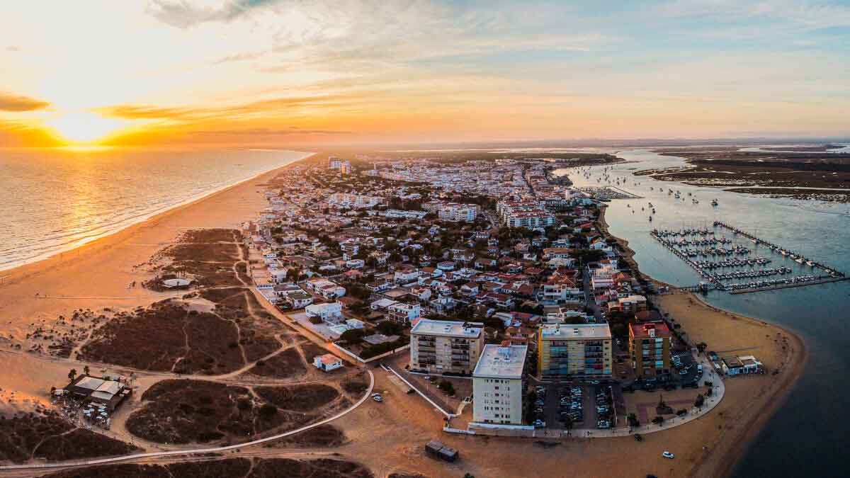 Vista aérea al atardecer de las playas más populares de Cádiz y Huelva para comprar casa en 2025