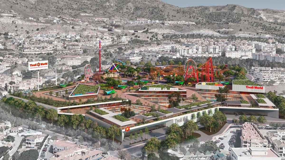 Vista aérea del nuevo Tívoli World de Benalmádena con hotel, zona comercial y atracciones como norias y caída libre