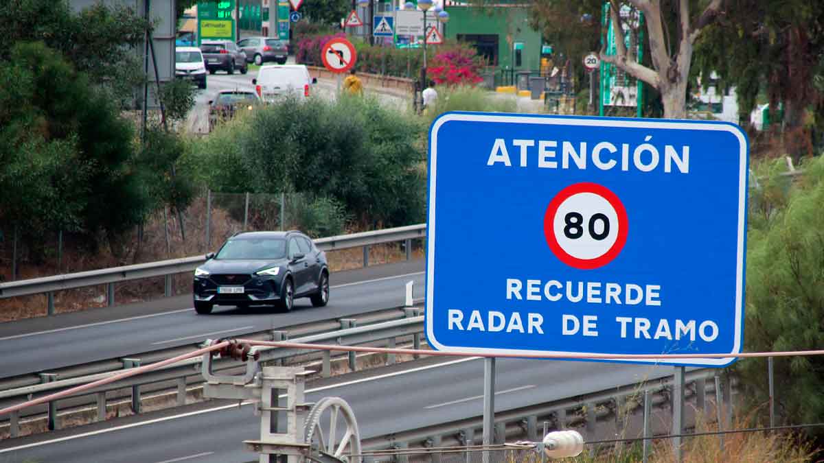 Cartel azul señalizando radar de tramo a 80 km/h en carretera de Andalucía
