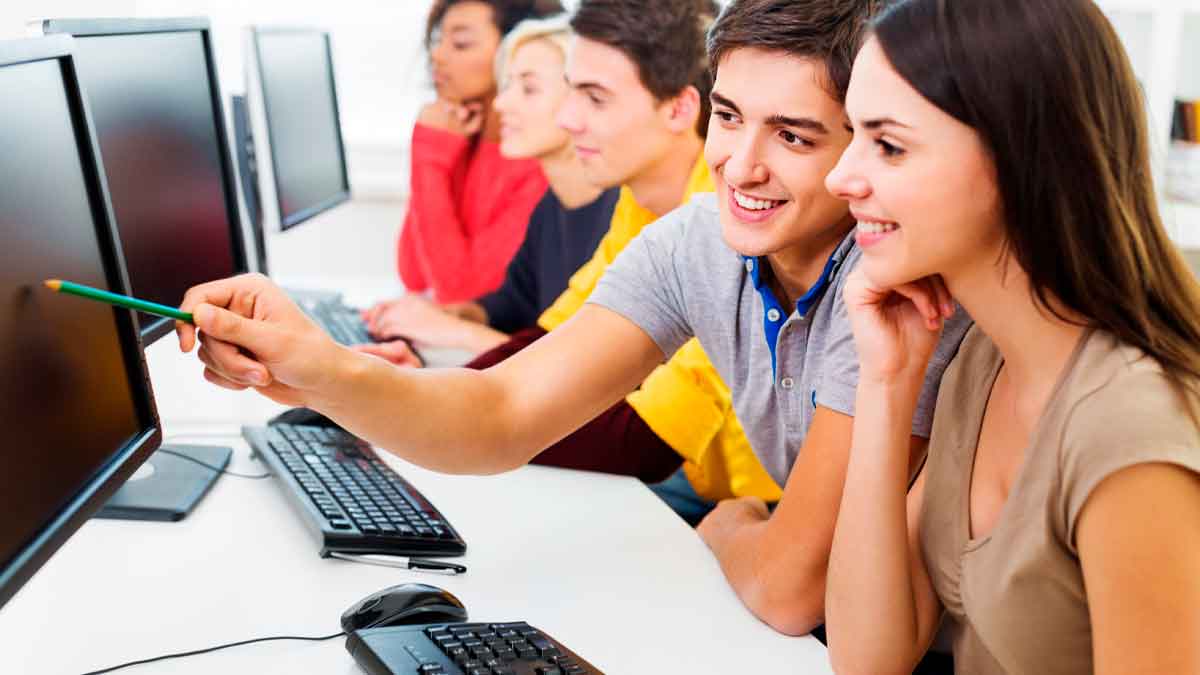 Jóvenes andaluces en aula asistiendo a curso gratuito de Inteligencia Artificial, IoT y Realidad Virtual (360 plazas)