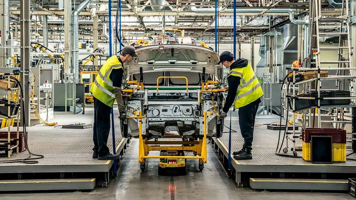 Operarios de Stellantis revisan un chasis en la línea de montaje tras detectarse el fallo del motor 1.5 BlueHDI que afecta a 636 000 coches europeos