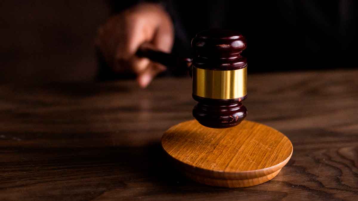 Mazo de juez sobre estrado simboliza la sentencia por despido improcedente