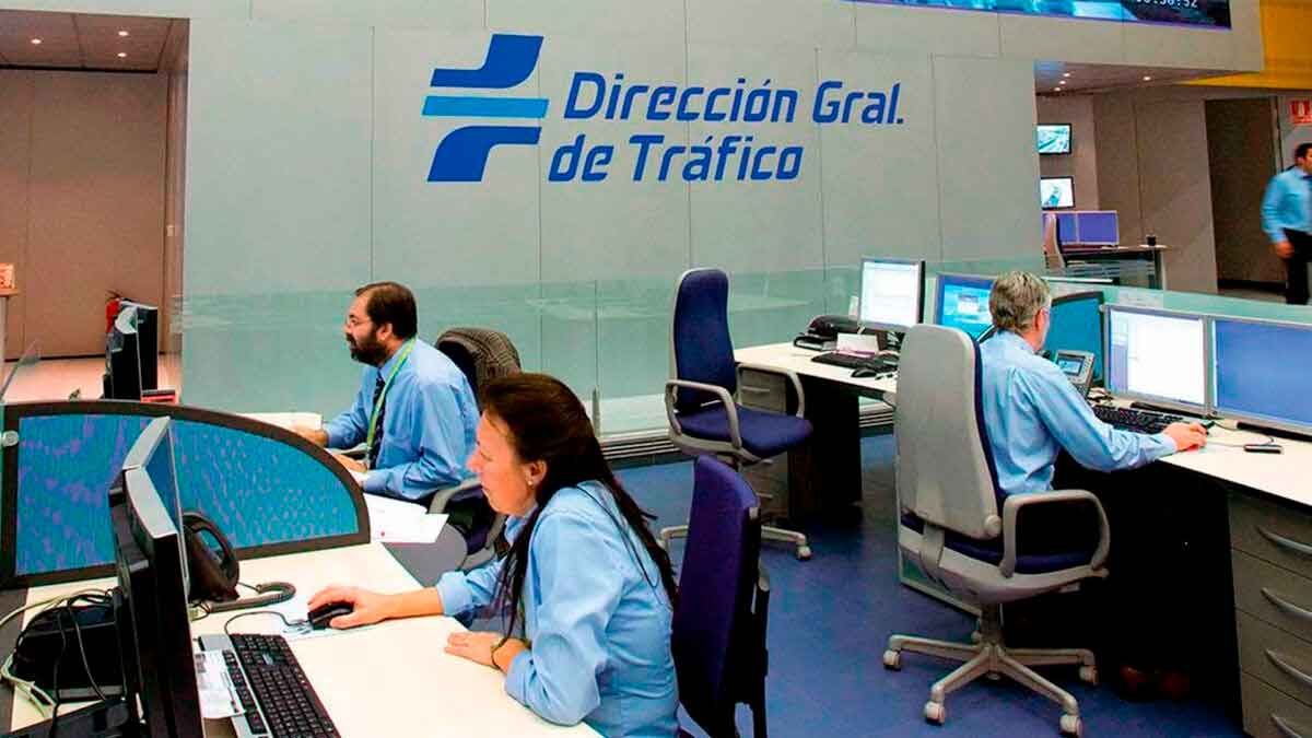 Trabajadores de la DGT en la sala de control gestionando los trámites digitales que evitan la multa de 600 € por no llevar el carné físico