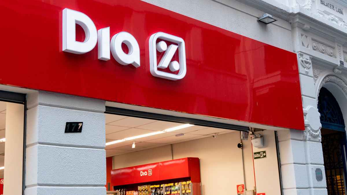 Fachada de supermercado DIA que ofrece 150 empleos en Andalucía verano 2025