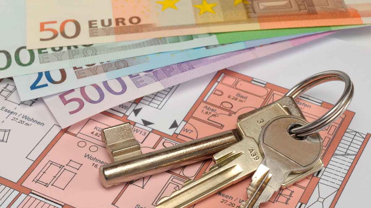 Billetes en euros, llaves y plano de una vivienda, representando errores frecuentes que cometen los inquilinos al entregar la fianza de alquiler