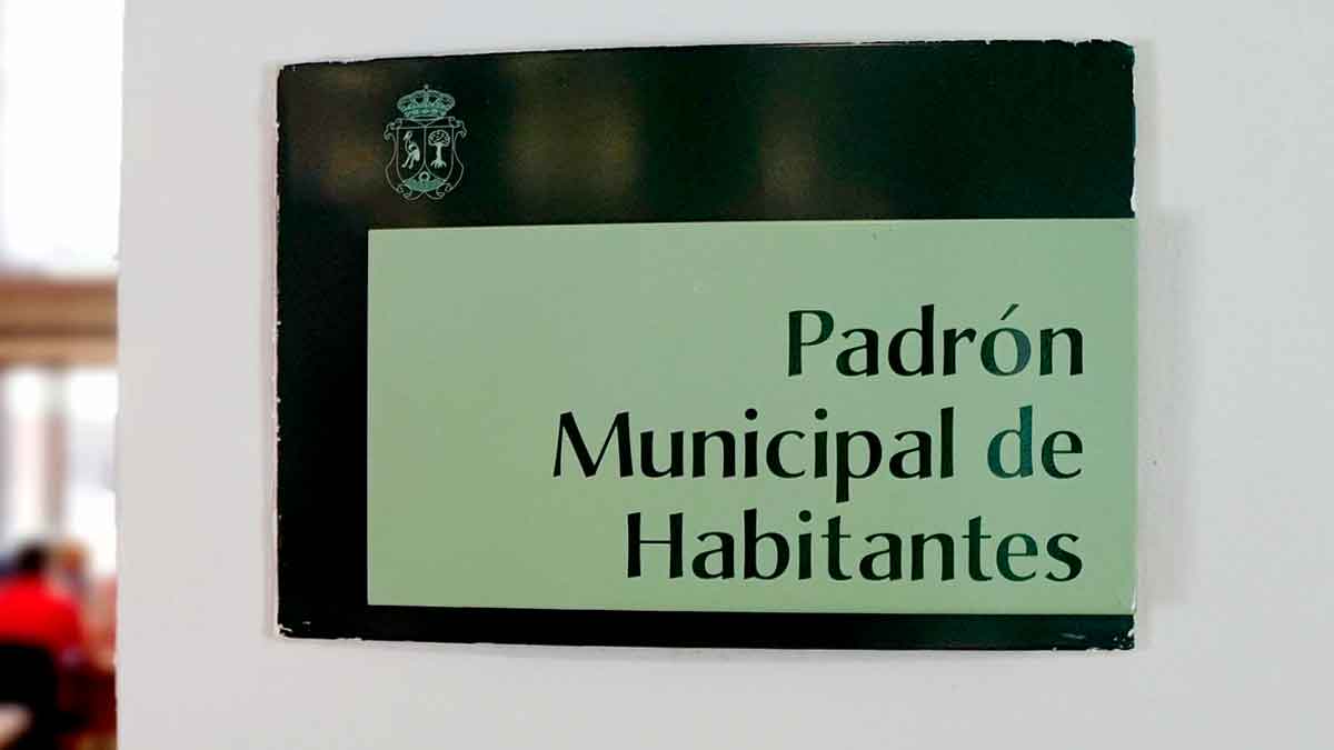 Cartel del Padrón Municipal de Habitantes en un ayuntamiento, clave para mantener al día tu subsidio del SEPE o INSS