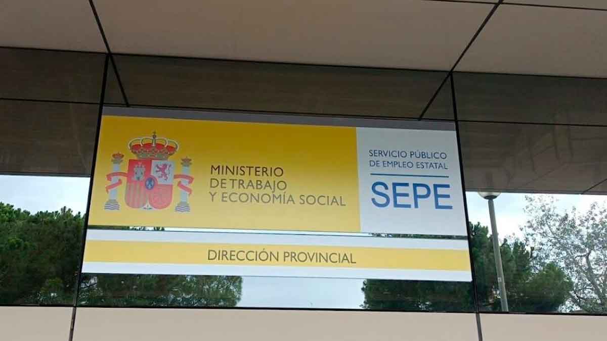 Cartel oficina provincial del SEPE avisando sobre suspensión paro verano