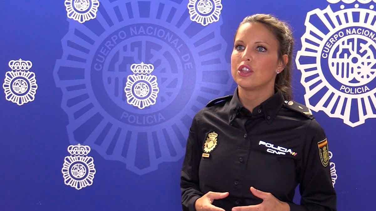 Policía Nacional ofreciendo consejos sobre cómo evitar robos y estafas durante el verano, en un fondo con el emblema de la policía