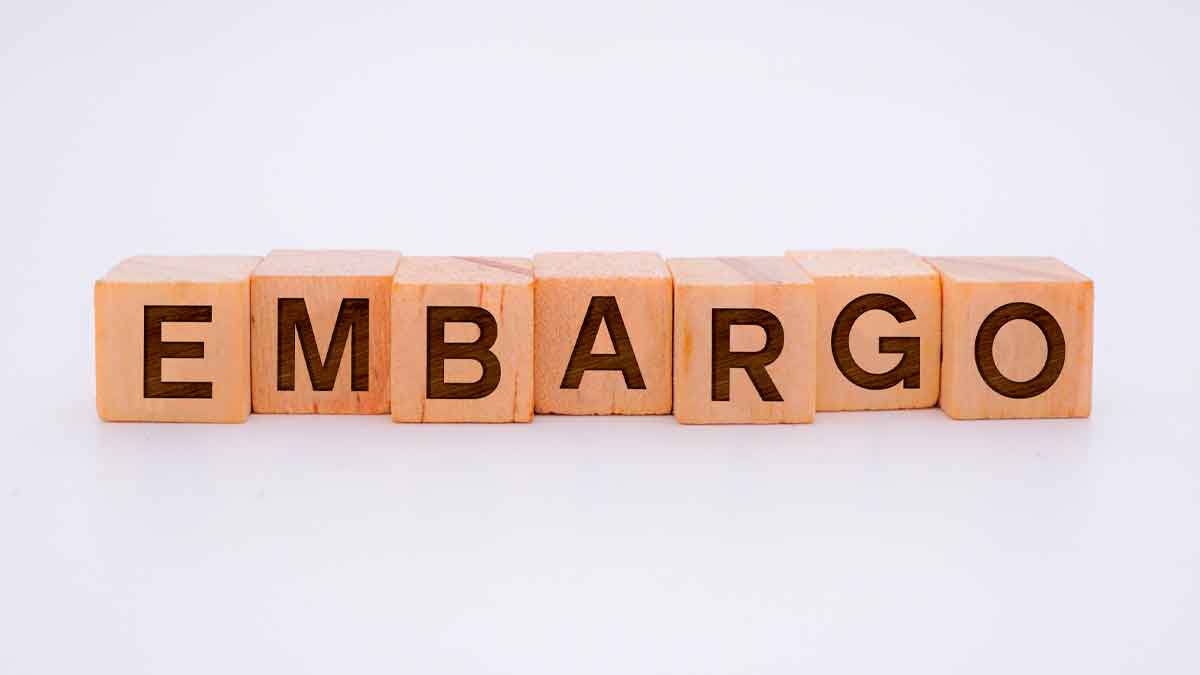 Letras formando la palabra embargo en referencia a problemas legales en herencias