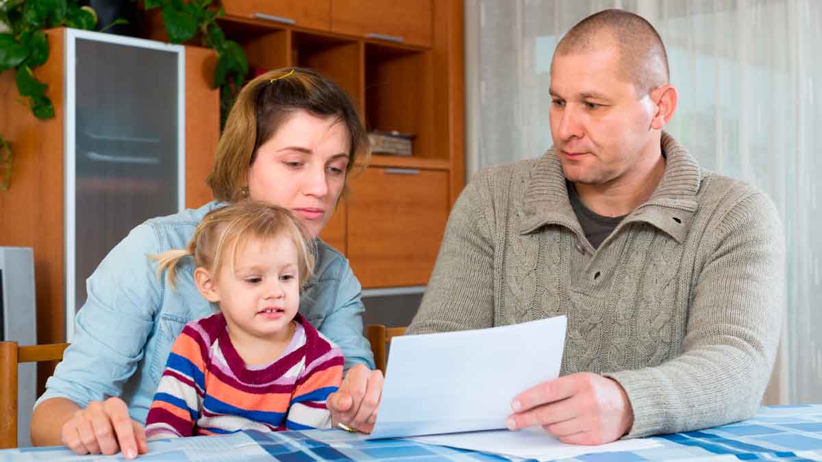 Familia revisa los requisitos del Ingreso Mínimo Vital para evitar perder la ayuda en agosto