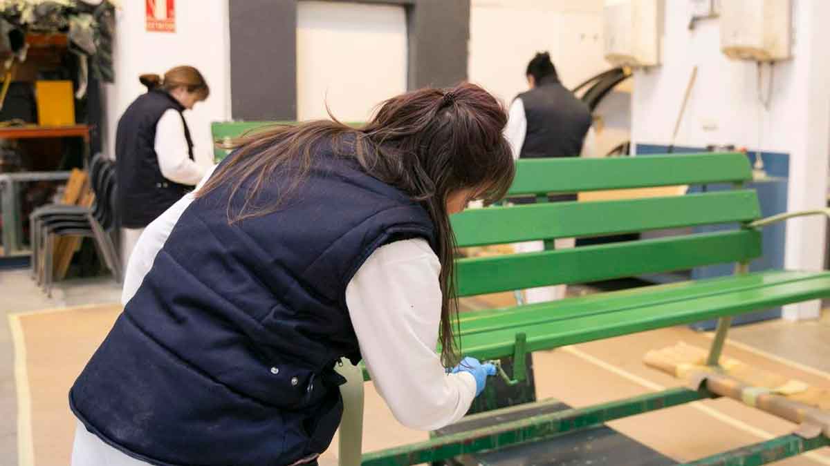 Mujeres en un taller realizando formación práctica subvencionada por la Junta de Andalucía para personas desempleadas y ocupadas