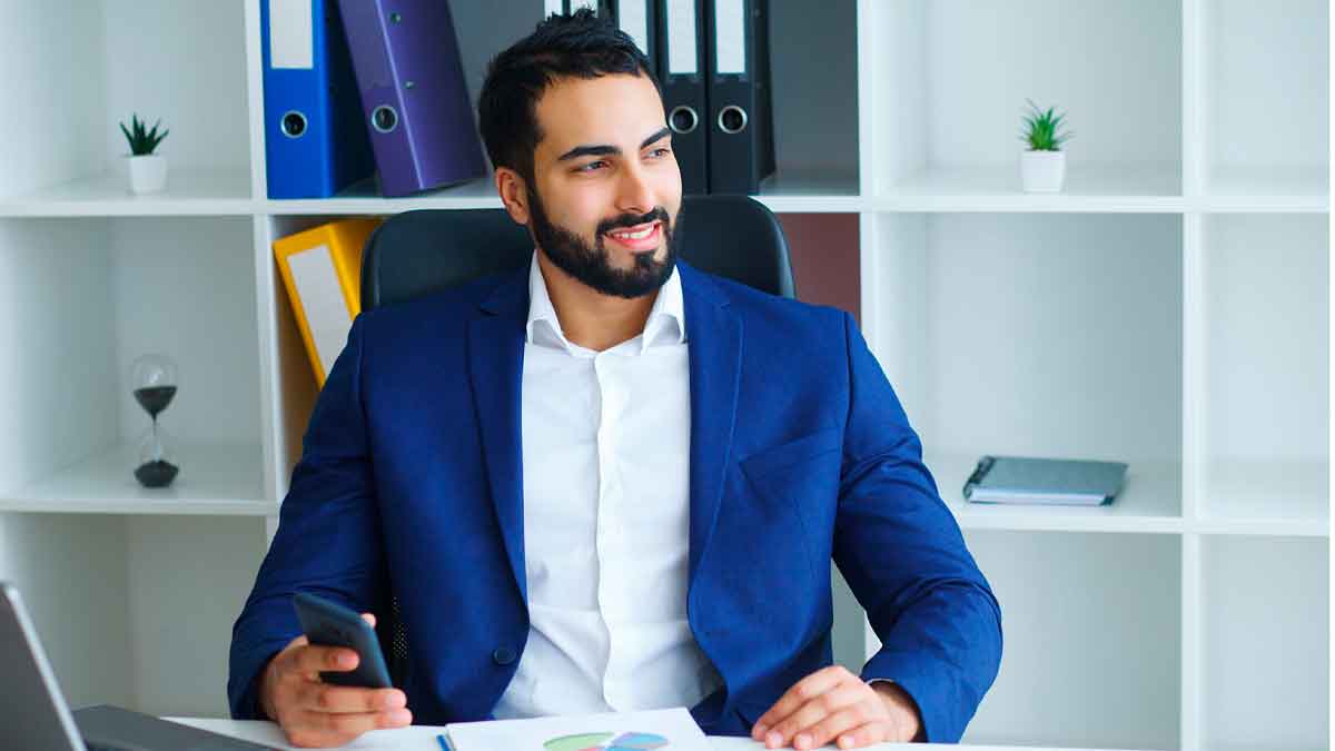 Funcionario revisando documentación en su oficina mientras considera emprender como autónomo