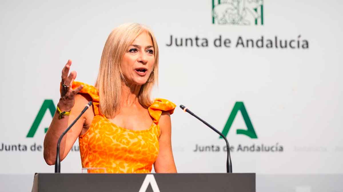 La consejera de la Junta, Patricia del Pozo, presenta convenio con la RFAF para reeducar menores infractores a través del fútbol
