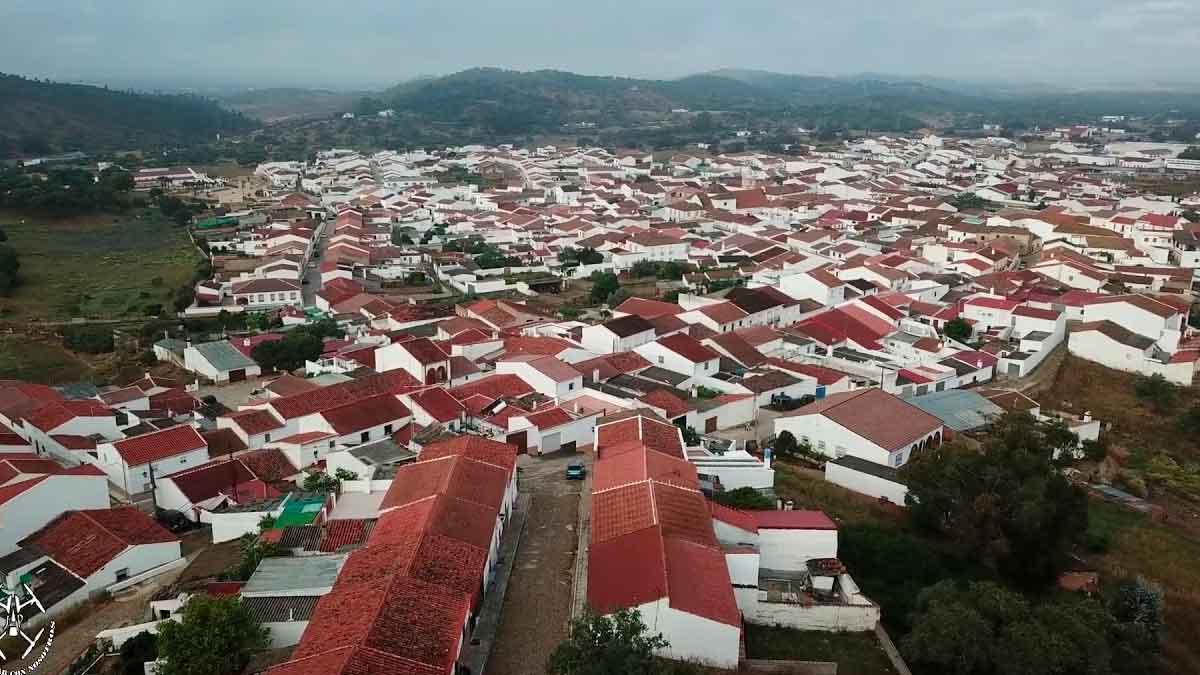 Vista aérea de Santa Bárbara de Casa (Huelva) con casas blancas y tejados rojos, donde CaixaBank oferta una unifamiliar de 187 m² por 38.600 €