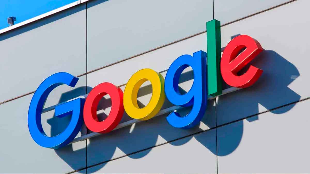 Logo de Google en fachada, empresa que ofrece junto al SEPE becas gratuitas para mejorar competencias digitales y conseguir empleo