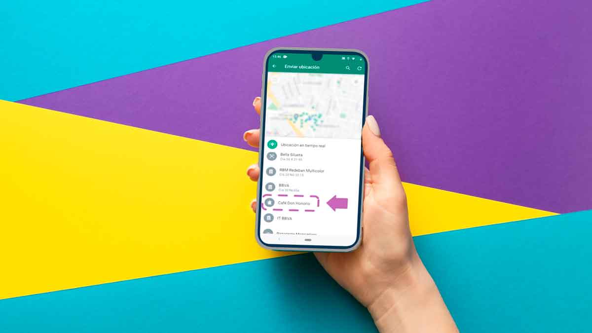 Móvil con WhatsApp abierto en “Enviar ubicación”, ejemplo de cómo compartir la localización en tiempo real sin comprometer la privacidad