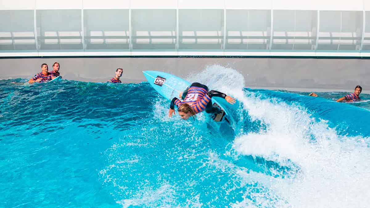 Surfista maniobrando en la primera piscina pública de olas artificiales de Andalucía, en El Puerto de Santa María