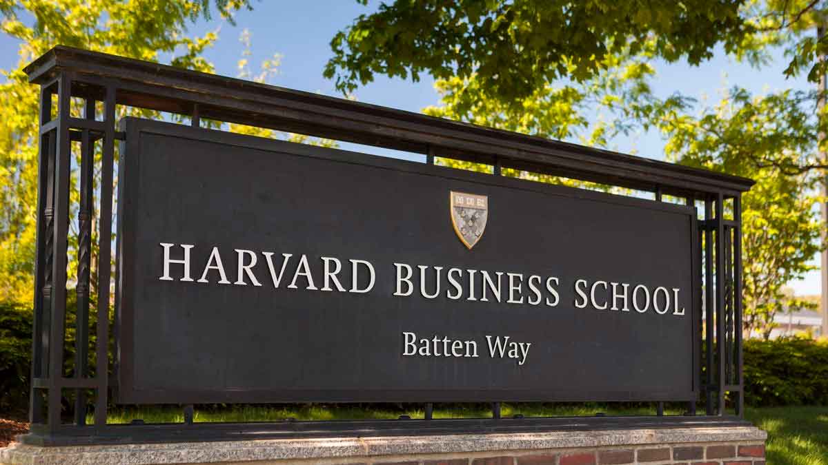 Cartel de Harvard Business School en el campus, ilustrando los cursos gratis online de Harvard disponibles para estudiantes de España