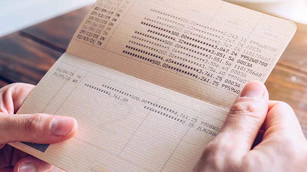 Manos sosteniendo una libreta bancaria abierta, símbolo de incluir a los hijos como cotitulares sin que Hacienda lo considere donación