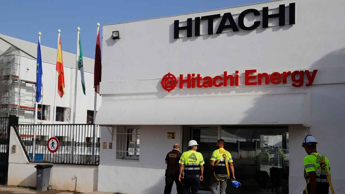 Planta cordobesa de Hitachi Energy, operarios frente a fachada; ampliación para transformadores solares y empleo local