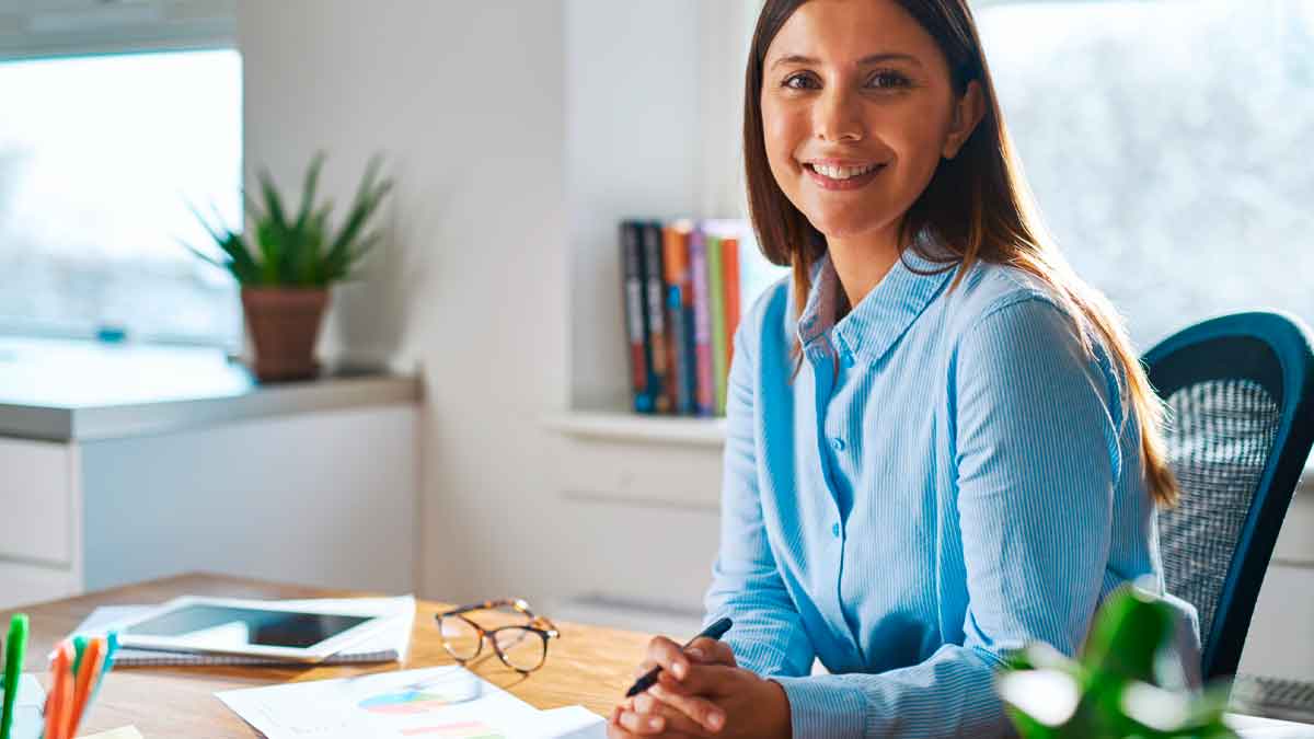 Mujer trabajadora beneficiaria del servicio legal gratuito del IAM contra la discriminación laboral en Andalucía