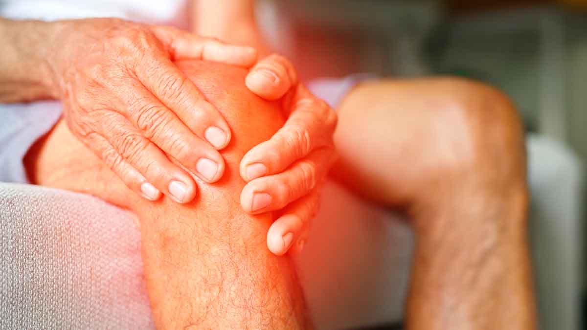 Persona con dolor en la rodilla debido a artrosis, enfermedad que puede dar derecho a incapacidad permanente del 100 %