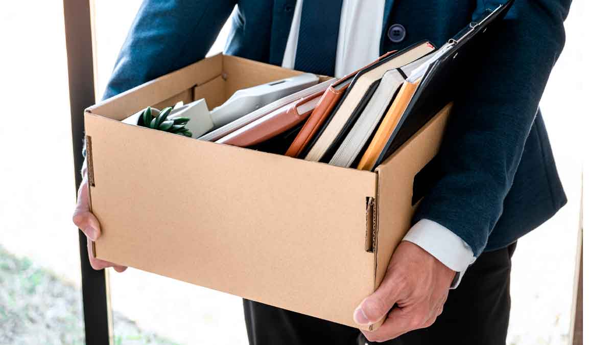 Empleado despedido lleva caja con pertenencias tras descubrirse su doble empleo durante prueba de semana laboral de cuatro días en Metrickal