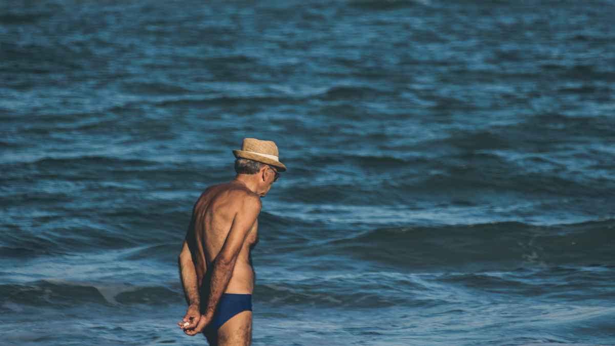 Hombre mayor disfrutando en la playa durante los viajes del Imserso 2025-2026 con tarifa plana de 50 euros