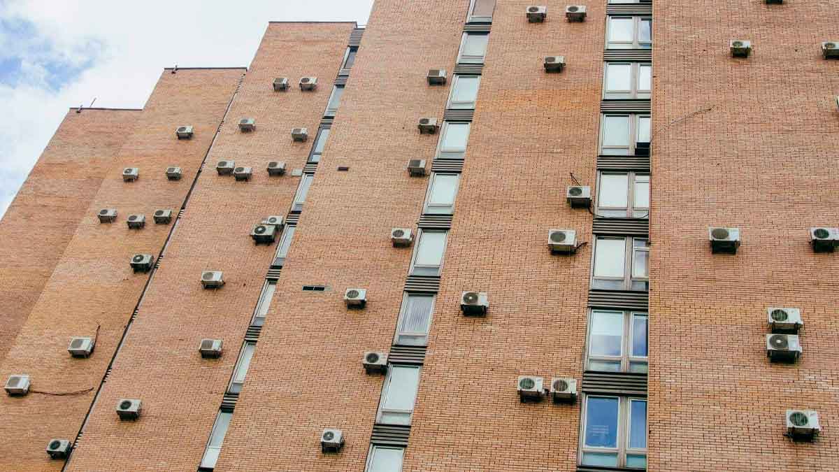 Aparatos de aire acondicionado instalados en la fachada exterior de un edificio residencial