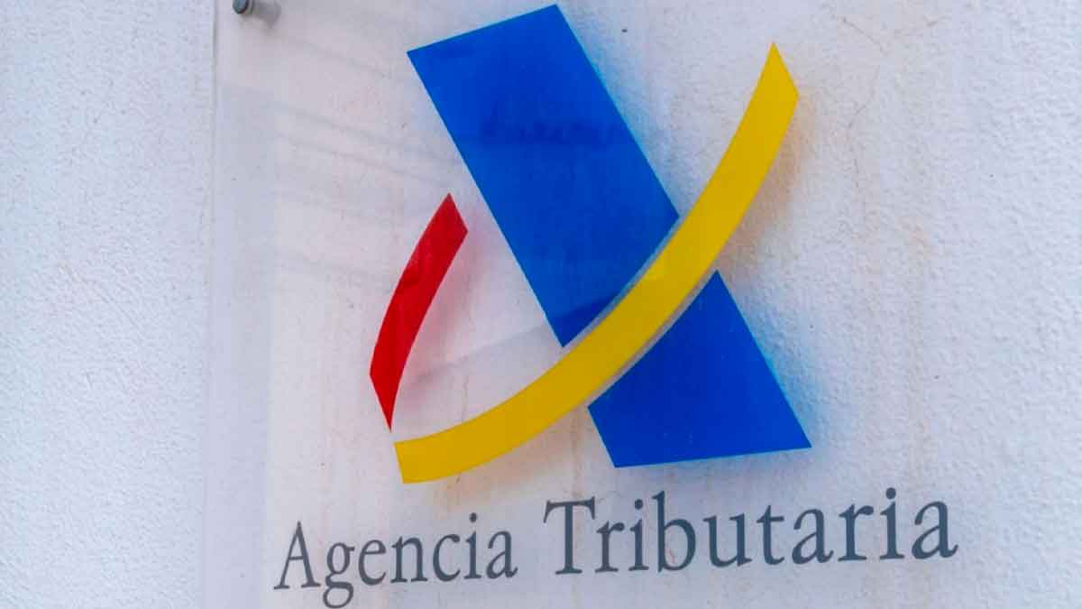 Logotipo de la Agencia Tributaria relacionado con intereses por demora debido al retraso en la devolución de la Renta