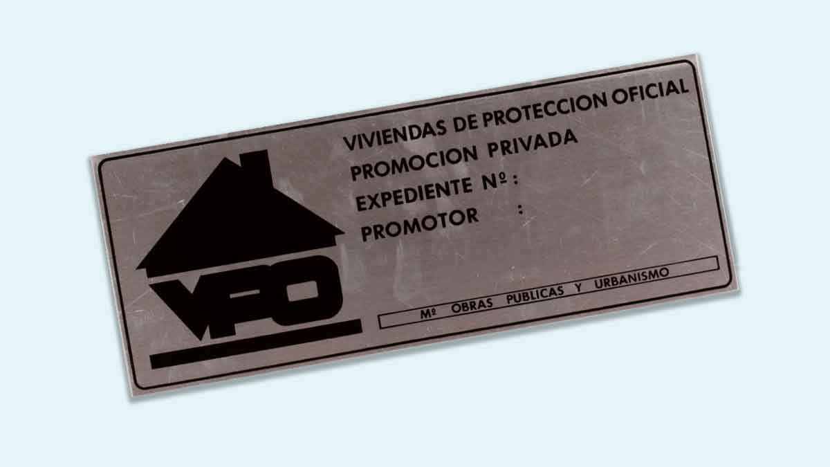 Placa VPO de Viviendas de Protección Oficial, símbolo de las promociones protegidas vinculadas al registro municipal de demandantes reactivado en Jaén