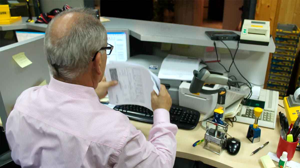 Funcionario mayor trabajando en oficina antes de su jubilación en la Administración española