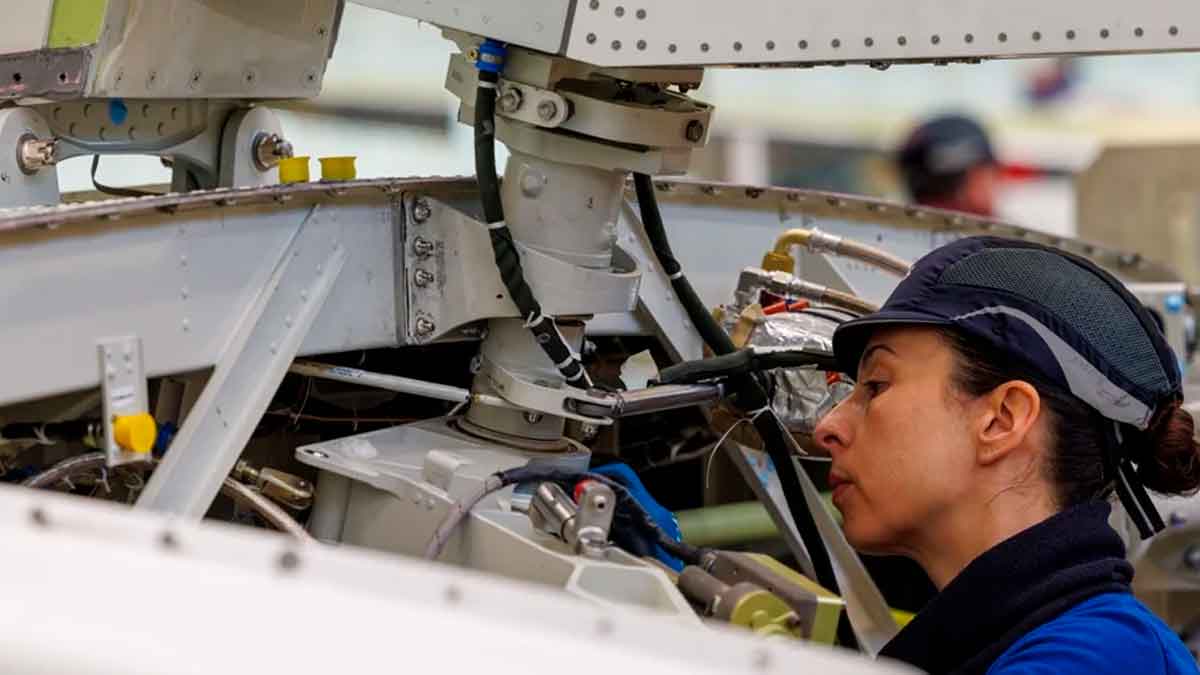 Técnica aeronáutica revisa la estructura de un avión durante la formación en Andalucía