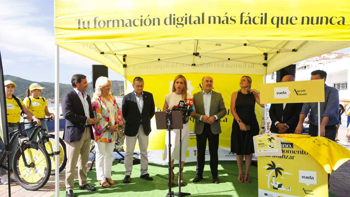 Acto presentación campaña Aprende Volando Junta Andalucía formación digital gratuita playas andaluzas
