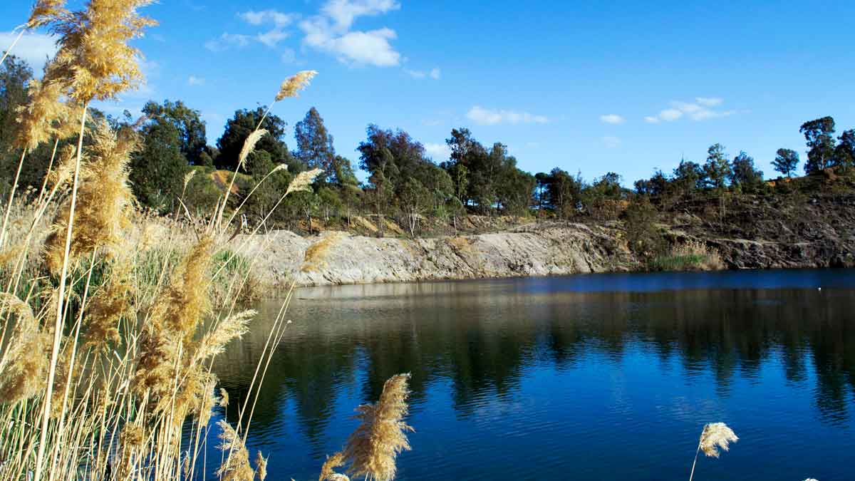 Vista panorámica del Lago Azul, un lago turquesa de origen minero situado en Villanueva del Río y Minas, Sevilla
