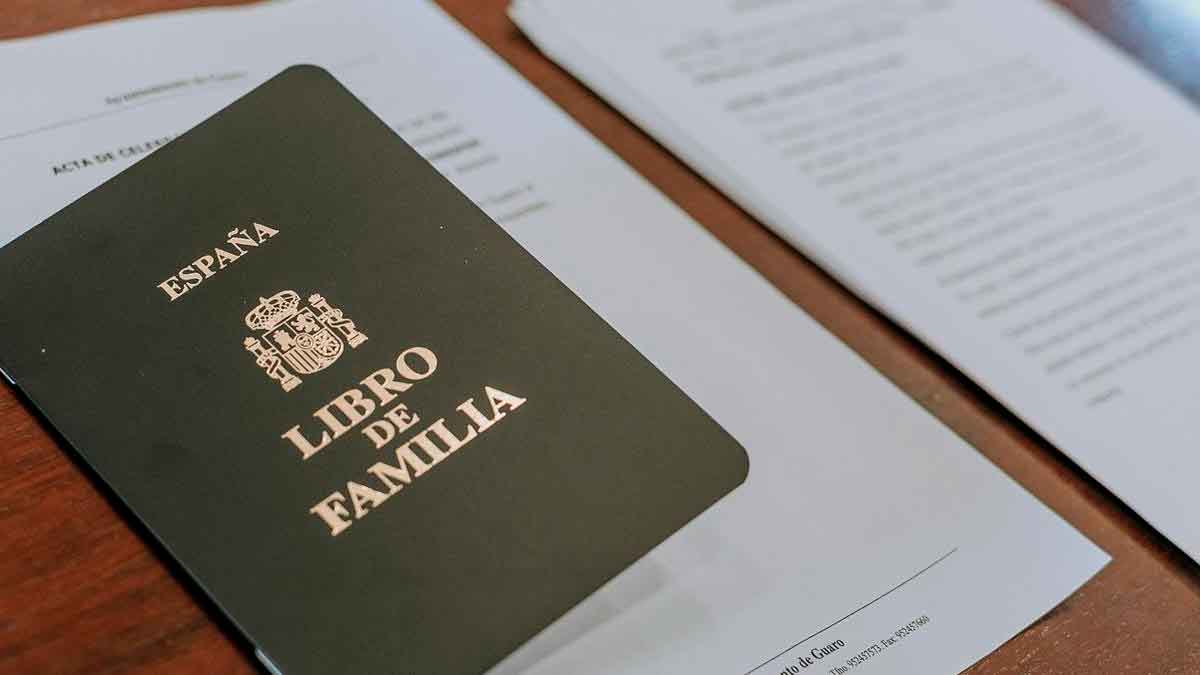 Libro de Familia tradicional sobre documentos oficiales para solicitar el nuevo registro electrónico digital